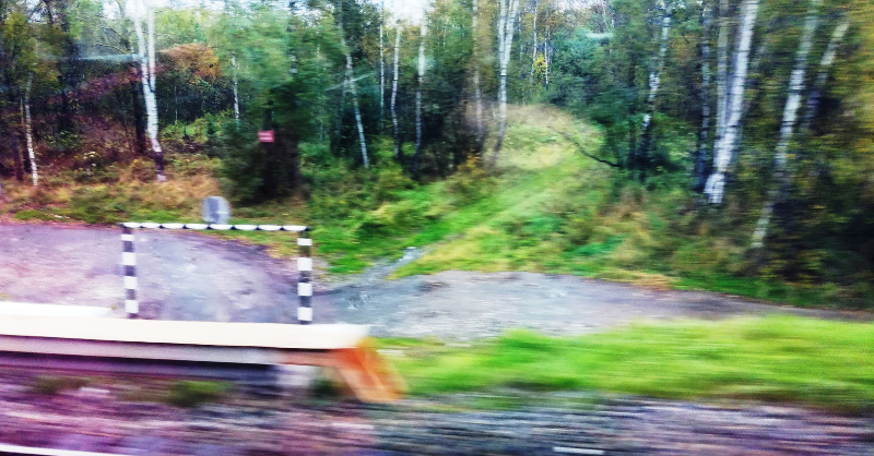 Rusko - mimoúrovňové křížení železnice a silnice